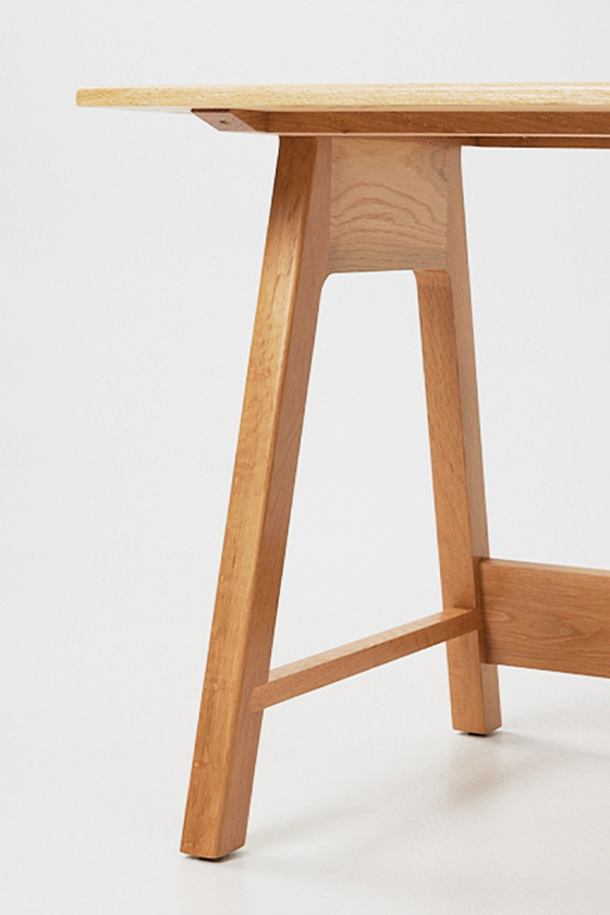 Leg design detail of an office desk made in Oak timber